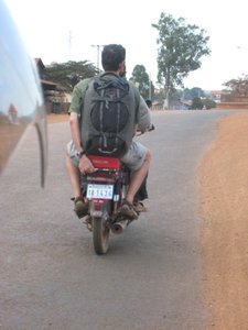 Photo prise de l'arriere d'une autre moto-taxi