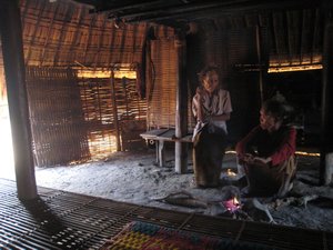Les ainees du village de Putang
