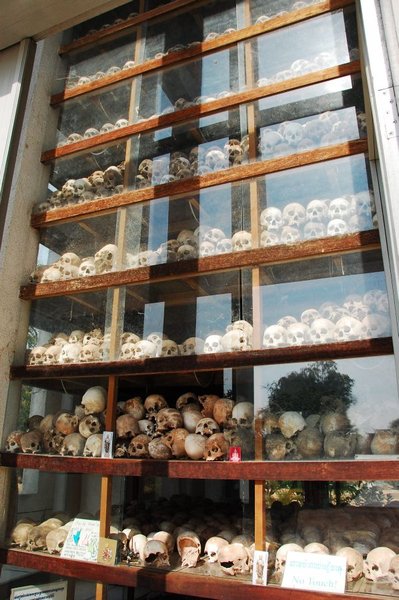 Sept des nombreux étages de la stupa où sont exposés les restes des milliers de victimes des Khmers rouges