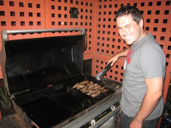 Le chef Michael nous prépare du steak de kangourou!