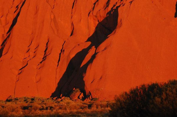 Uluru devient rouge écarlate!
