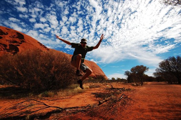 JF s'amuse devant Uluru