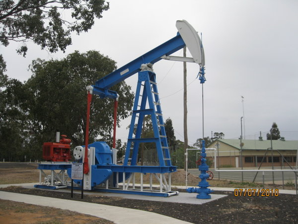 oil rig display, Moonie info centre