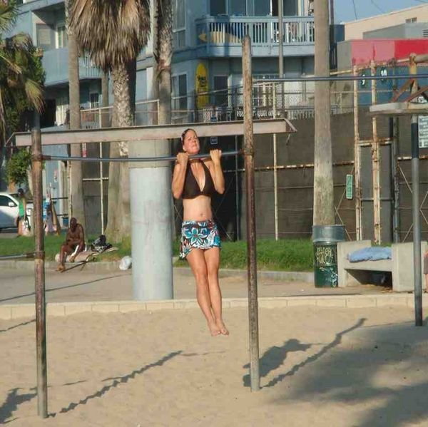 Amy doing chin ups on Venice Beach 
