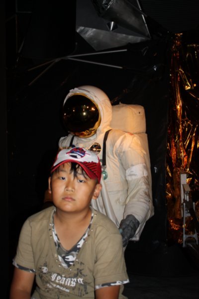 Ji Hun and a spaceman