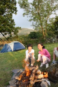 Ji Na and Yeo Myeong enjoying the campfire