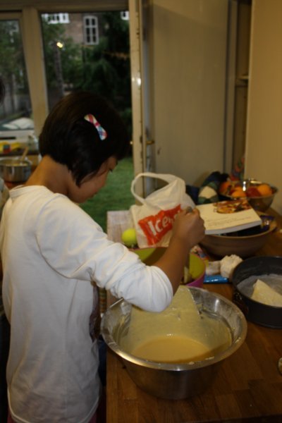 Ji Na making a cake