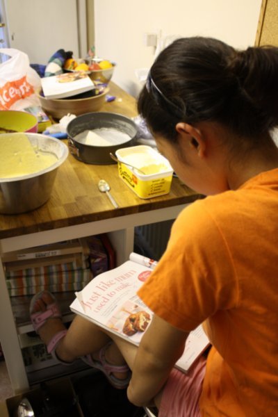 Yeo Myeoung reading a recipe book