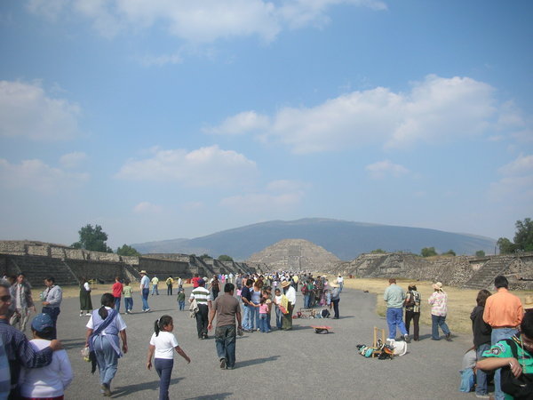 avenue of the dead and the pyramid of the sun