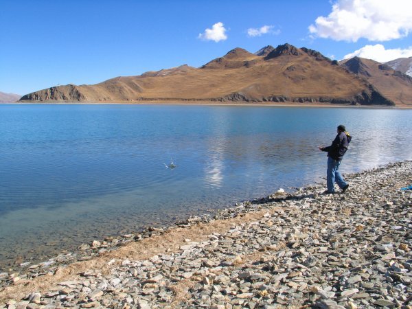 gim skipping rock at yamdrok-tso lake