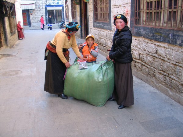 tibetan women by barkhor square