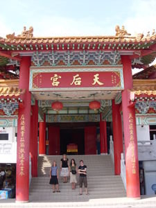 vor dem chinesischen Tempel