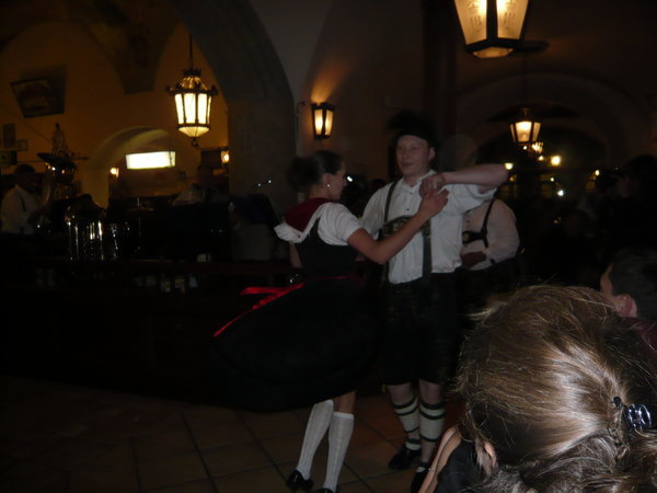 traditional dancing performance in Hofbraühaus