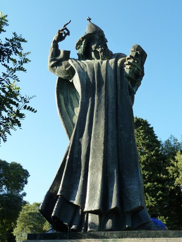 Grgur Ninski Statue 