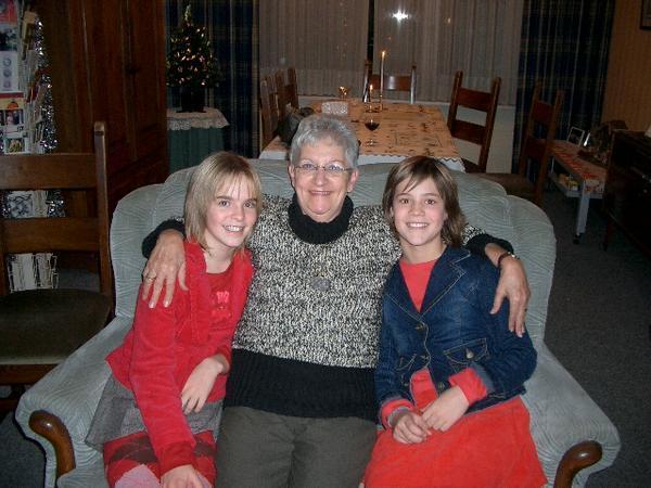 Oma met Sofie en Margriet