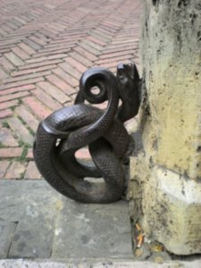 Snake pillar support