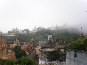 Jain Temples im Nebel