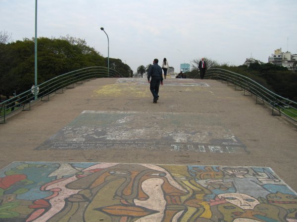 Crossing the bridge over Ave. Figueroa Alcorta