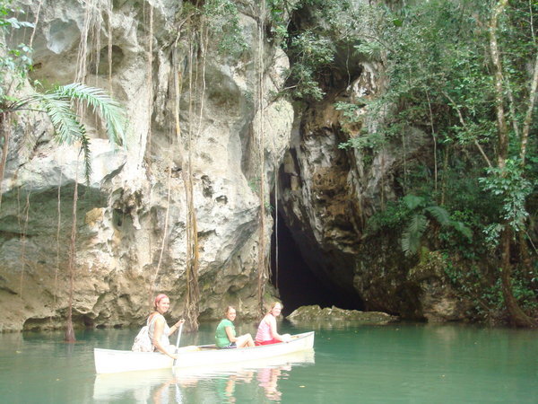 Canoeing at Barton´s Creek, one of Belize´s biggest caves..