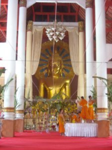 Wat Phrasingh - monks working
