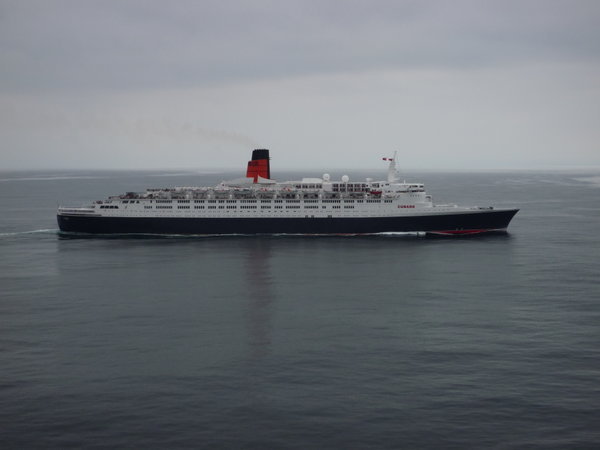 sailing along with QE2