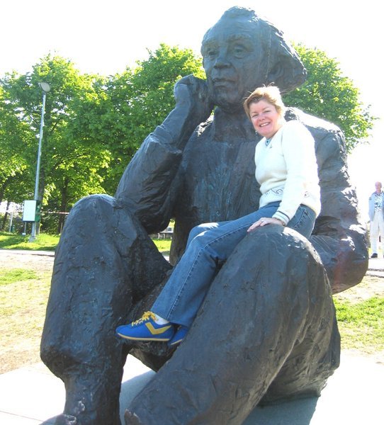 Elysee with Gustav Ernesaks' statue