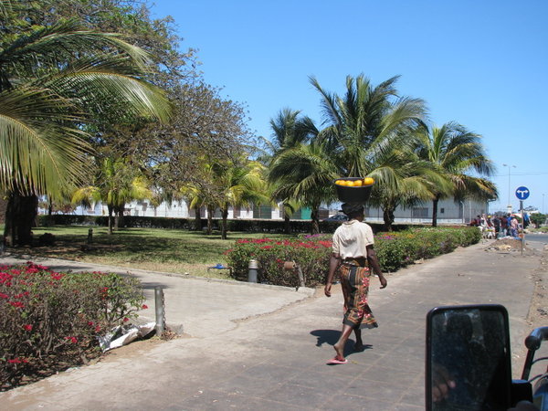 Woman carrying fruit - Maputo