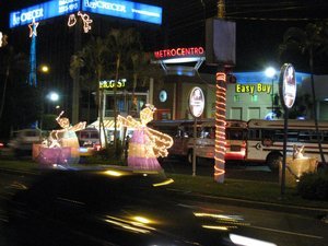 Boulevard de los Heroes at night