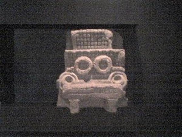 Sculture that we can only presume is an ancient mystical couch with eyes... 