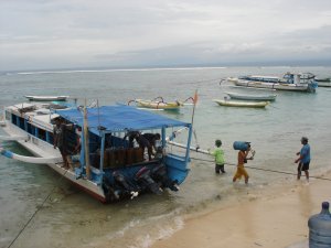 Unloading the public boat at Neusa Lembongan