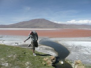 Si cleaning shite off his shoe at the Laguna Colorada