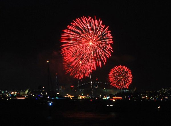 mini-Fireworks over bridge and opera house11