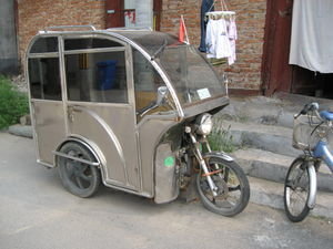 Fully enclosed motorcycle | Photo