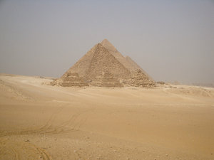 A quiet day at the pyramids