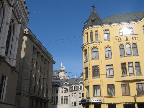 the german guild building on the left, and the latvian's building on the right