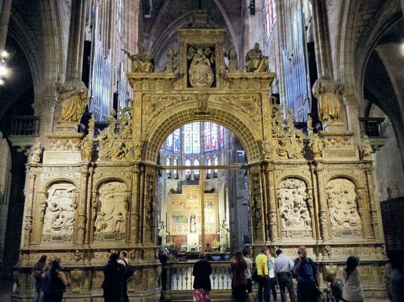 The choir from outside the narnex