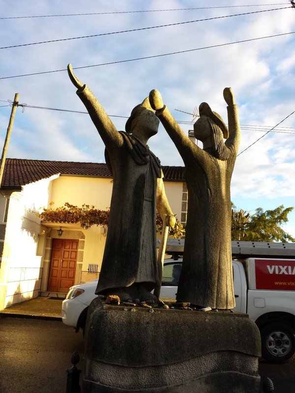 The reunion of Camino friends statue