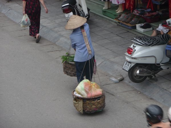 Pole carrying woman, Hanoi