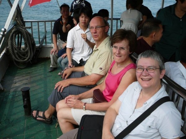 Berna, Carmen en Luc op de boot rond en naar Gulangyu.