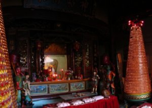 Eén van de zalen in de Mazu tempel met de draaiende zuilen met mini-Boeddha's.