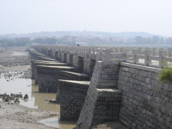 De Luoyang brug uit 1053 met pijlers die de vorm hebben van een boeg om de sterke stroming te breken.