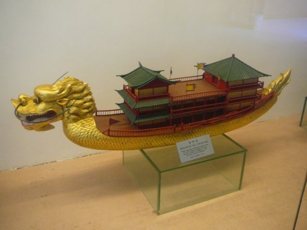 Model van één van de keizerlijke plezierboten: duidelijk de drakenboot.