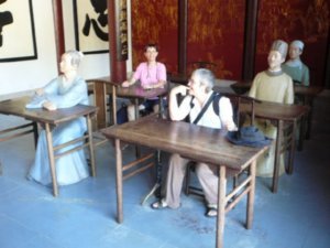 In het klasje van 'laoshi' Zhuxi zitten enkel oplettende leerlingen, een enkele uitzondering niet te na gesproken. 