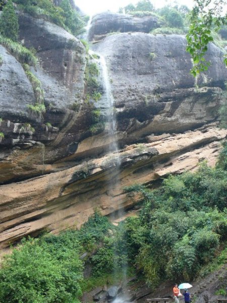 Voordeel van een regenachtige dag: overal verschijnen watervallen.