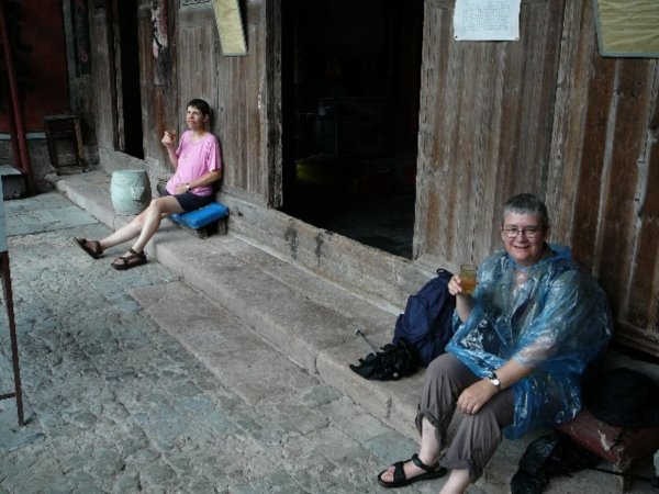 In een tempeltje kunnen we wat rusten en krijgen thee van een monnik.