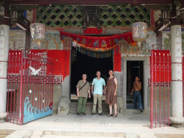 Gerda en Berna met onze begeleider voor de tempel ter ere van mevr. Qian Siniang.