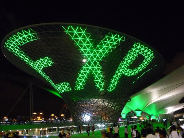Af en toe tekent het woord 'EXPO' zich af op een van de lichtgevende bekers.