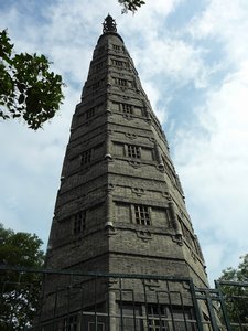 De Baochu pagode staat op een flinke heuvel.