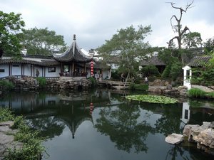 Alles wat een Chinese tuin moet hebben: water, bruggetje, paviljoen, rotsen...