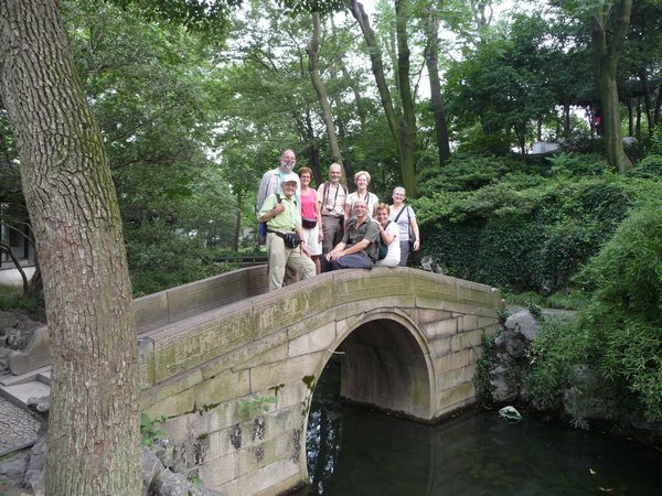 De groep geraakt uiteindelijk voltallig voor een groepsfoto op een van de vele bruggetjes in de tuin.